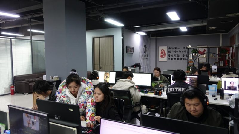 广告制作合同里违约金条款到底该怎么写